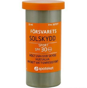 Försvarets hudsalva har numera en solskyddande variant. Finns på Apoteket AB