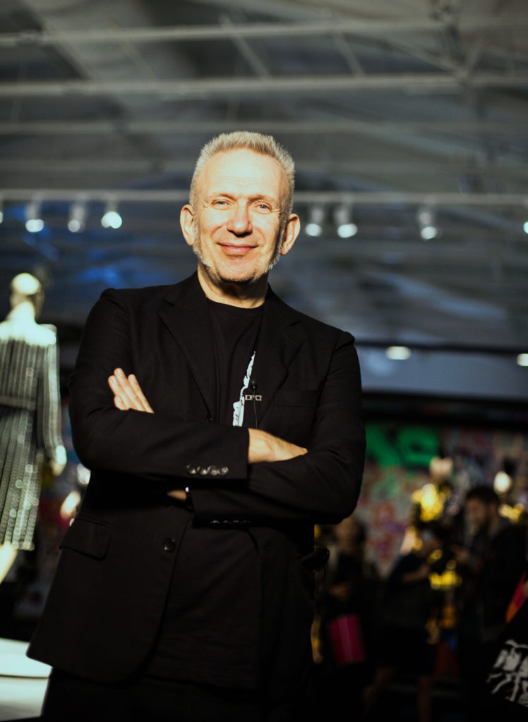 jean paul gaultier, designer, modeskapare frankrike ställer ut på arkitektur- och designcentrum med utställningen the fashion world of jean paul gaultier: from the sidewalk to the catwalk