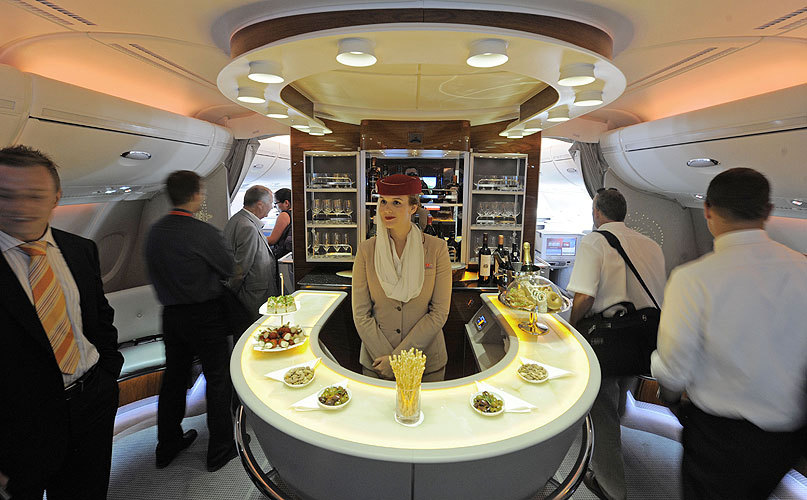 Snart blir det egna viner i Emirates förstaklassbar iA380-planet. Foto: Jens Meyer/AP