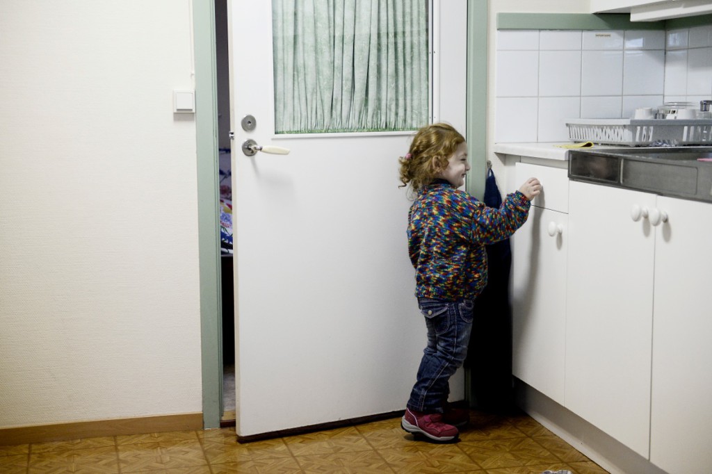 Hala Alkurdi, 2, har fått vinterskor av en busschaufför som läst om familjen i Aftonbladet. Foto: Stefan Mattsson.