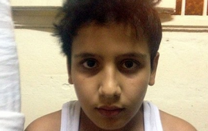 13-årige Ibrahim satt häktad i Alexandria, efter att hans mamma dött då egyptisk gränspolis sköt mot båten de flydde i. Foto: Cecilia Uddém/Sveriges Radio