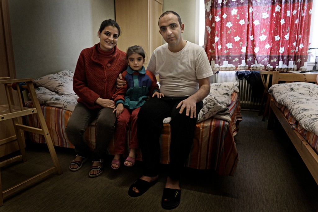 Maryam Rizk och Feras Etma med dottern Sara, 5, flydde kriget i Syrien. De bor nu i ett rum på Bert Karlssons boende, och uppger att de trivs bra. Foto: Stefan Mattsson. 