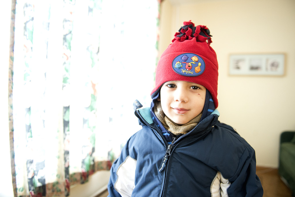 Yazeh, 3, på väg ut i snön. Foto: Lars Allard.