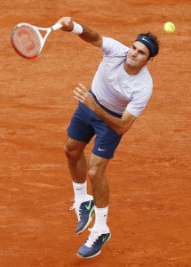Roger Federer slår en serve i årets Franska öppna. FOTO: BILDBYRÅN