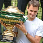 Federer med sin titel i Halle, hans enda i år. FOTO: BILDBYRÅN