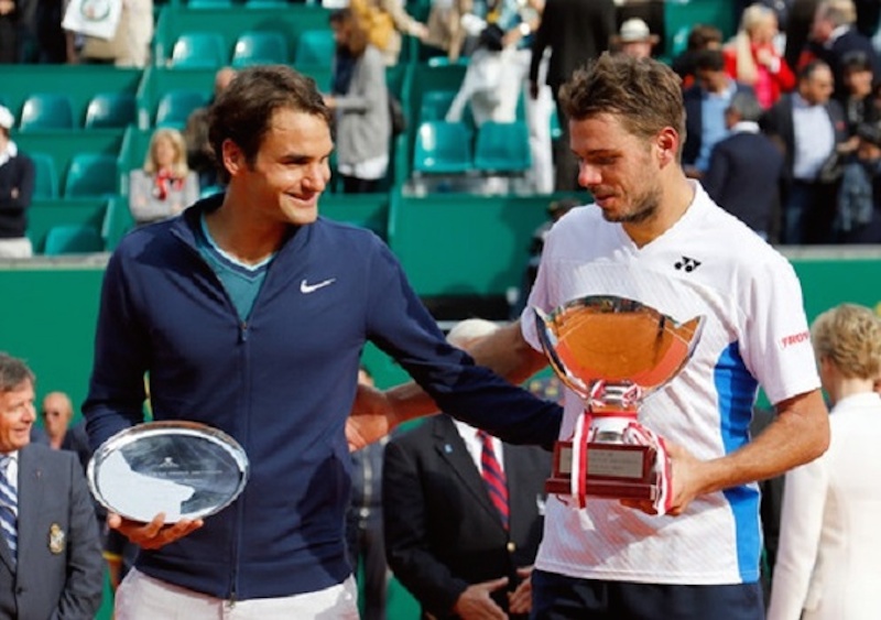 Roger Federer klappar om vännen Stanislas Wawrinka efter världstreans triumf i Monte Carlo.