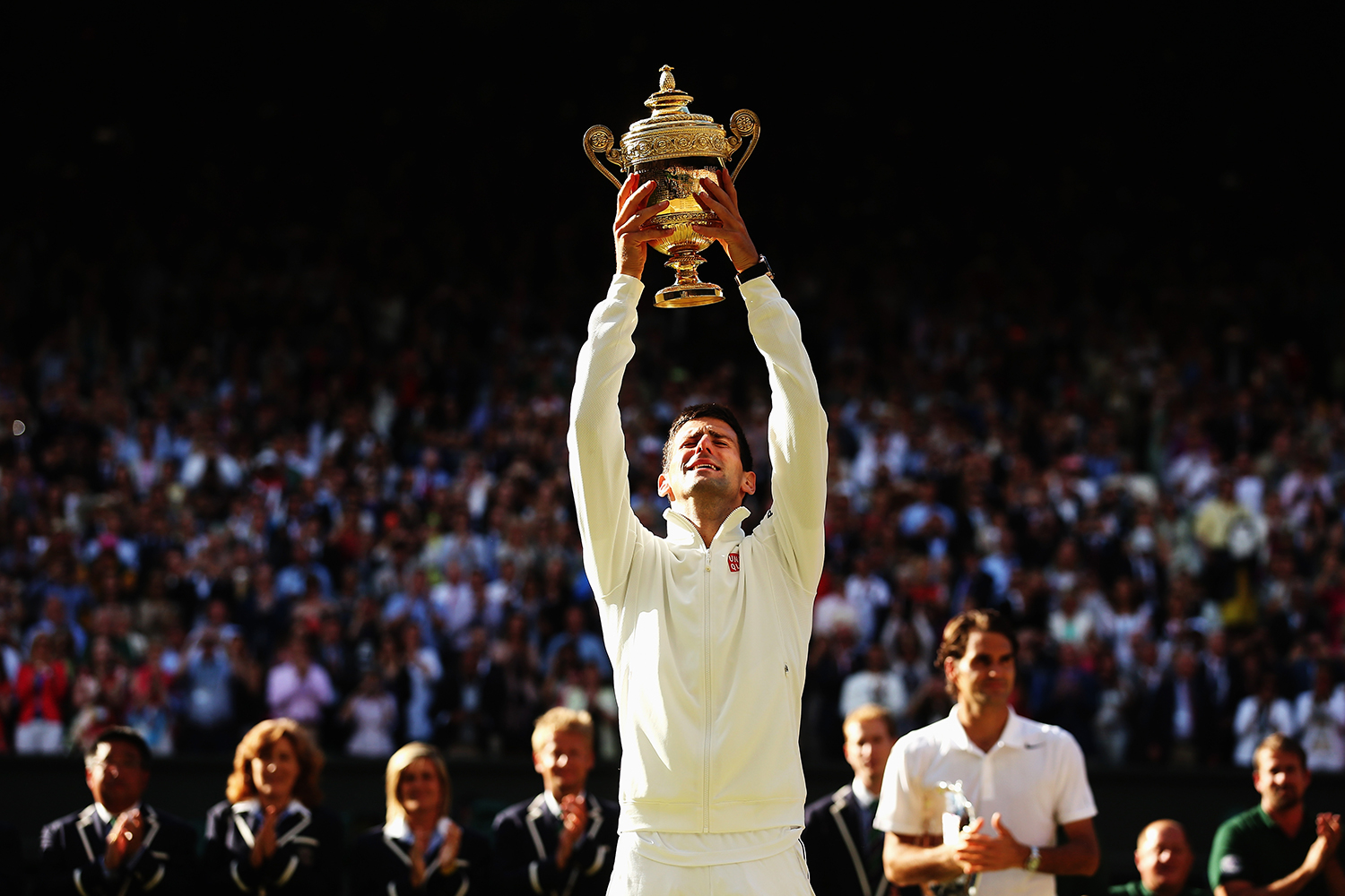 Novak Djokovic vann den dramatiska drömfinalen i Wimbledon mot Roger Federer. FOTO: AP