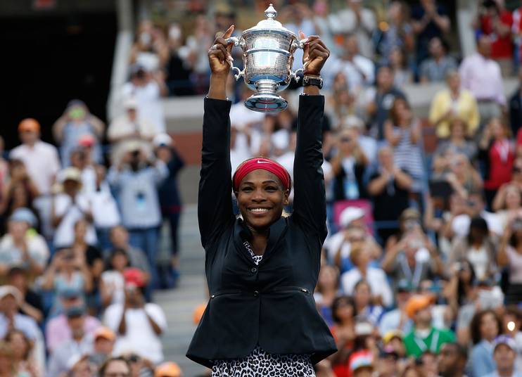 Serena Williams lyfter sin tredje raka US Open-buckla – sjätte totalt – efter finalsegern över Carolina Wozniacki.