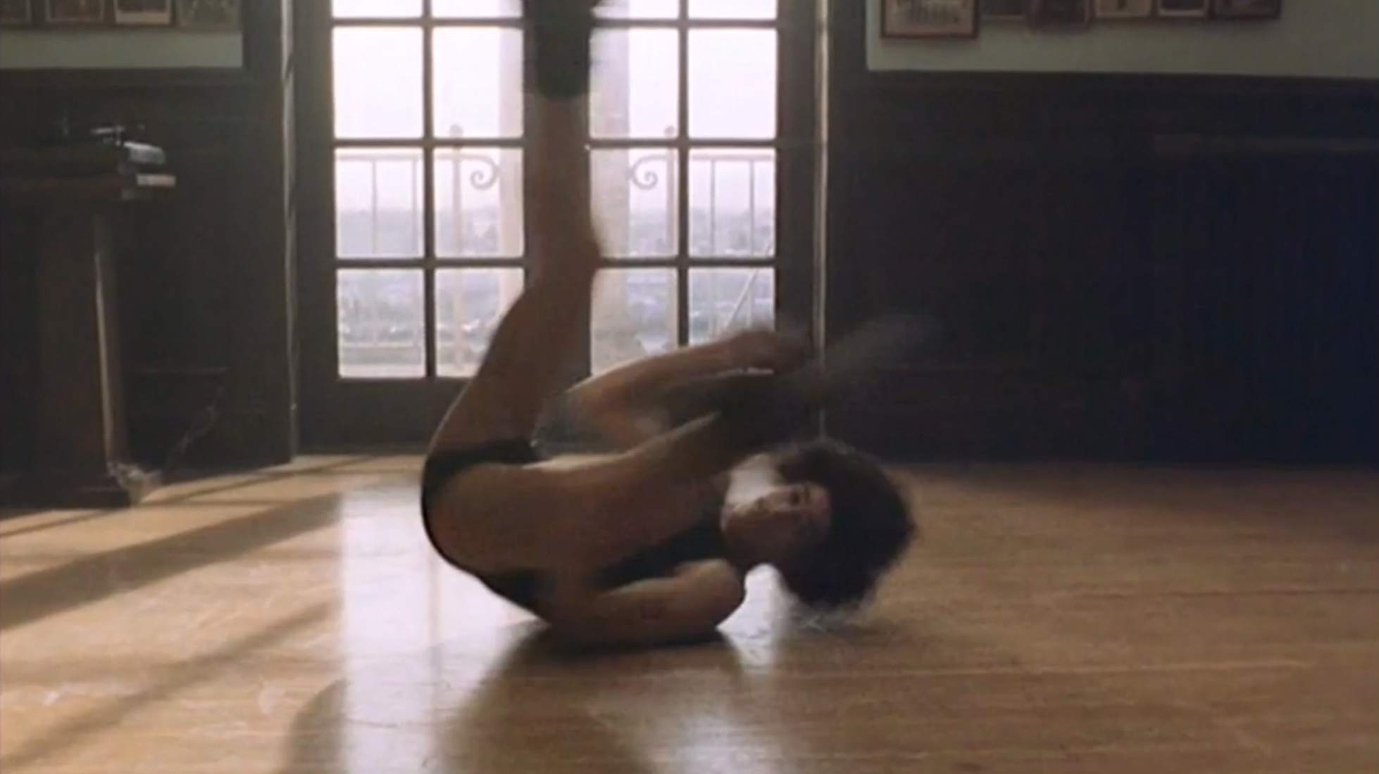 Crazy legz gör spins på golvet i ”Flashdance”.