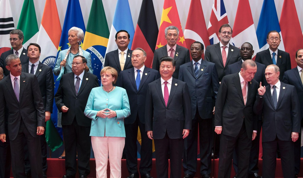 China's President Xi Jinping (C) and G20 leaders pose for family photo in Hangzhou on September 4, 2016.G20 leaders confront a sluggish global economy and the winds of populism as they open annual talks, but the long war in Syria and the South China Sea territorial dispute hang over the summit. / AFP PHOTO / POOL AND AFP PHOTO / STEPHEN CROWLEY / TT / kod 444